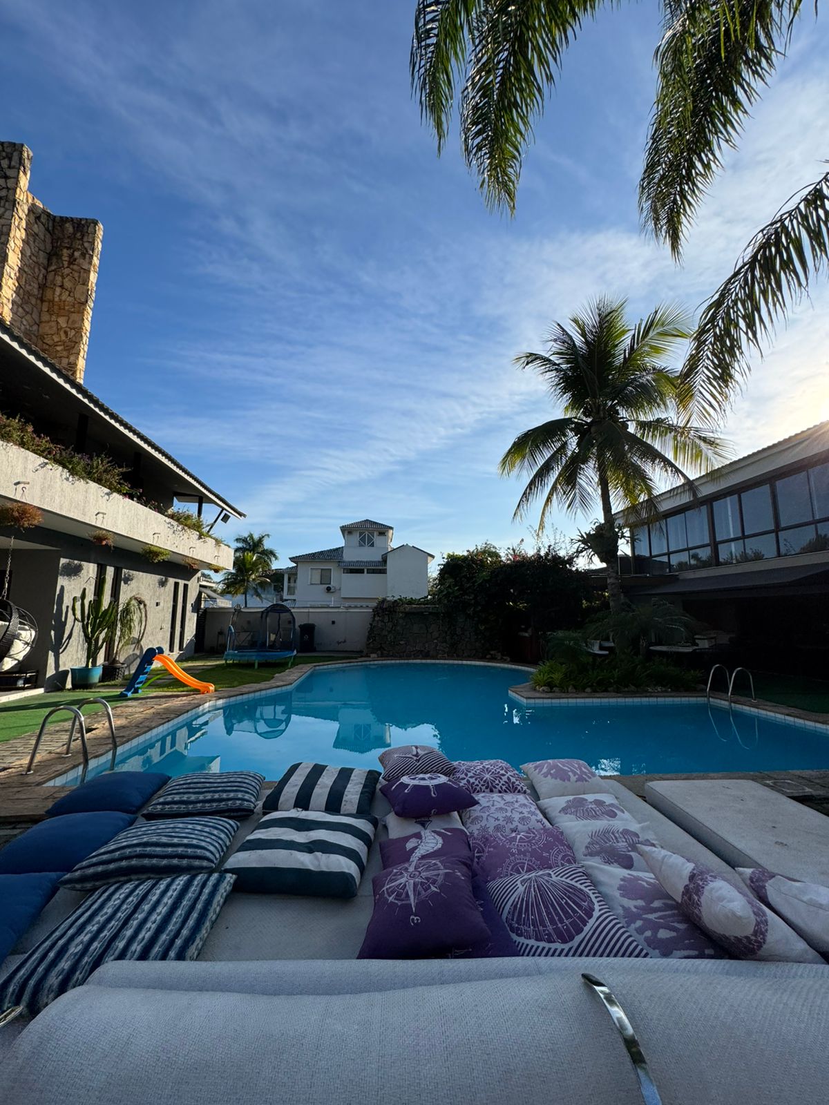 Mansão de luxo · piscina com cascata e palmeiras