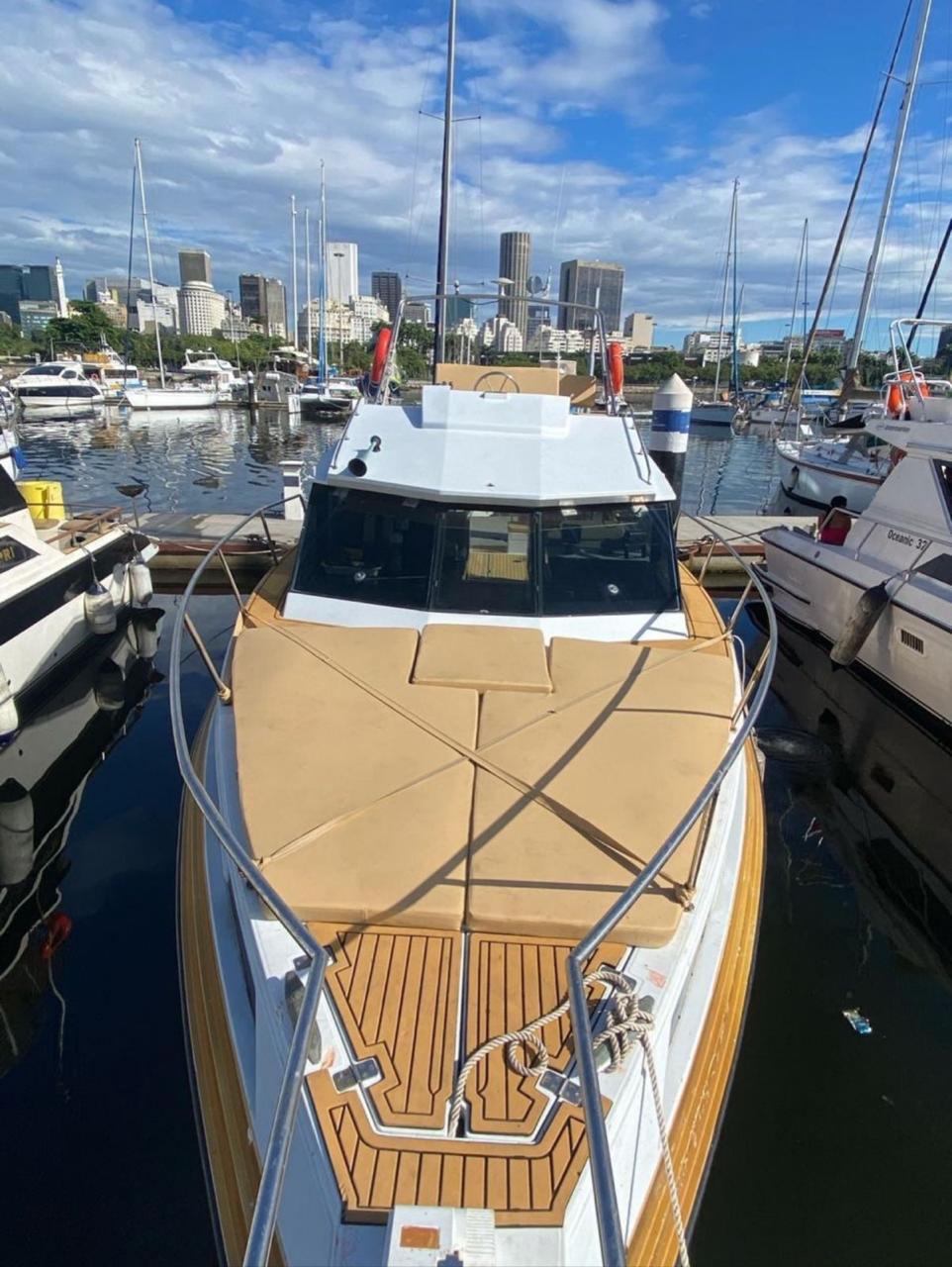 Lancha 32 pés atracada na Marina da Glória com skyline do Rio